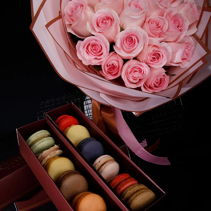 20 pink roses with 12pcs macaroons 1 jpg