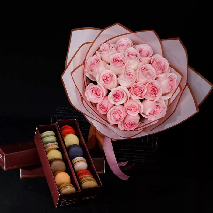 30 pink rose bouquet iwith macaroons jpg