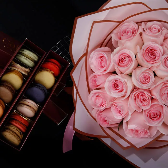30 pink rose bouquet iwith macaroons 3 jpg