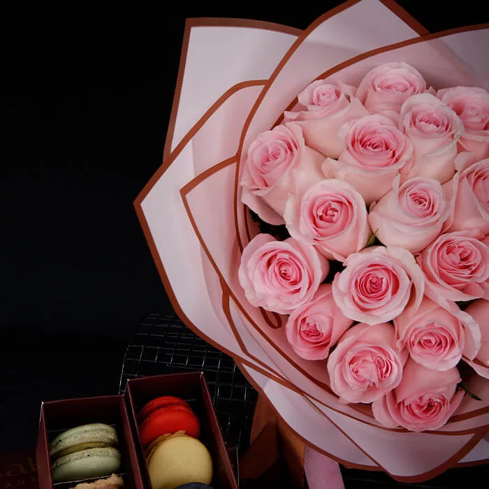 30 pink rose bouquet iwith macaroons 4 jpg