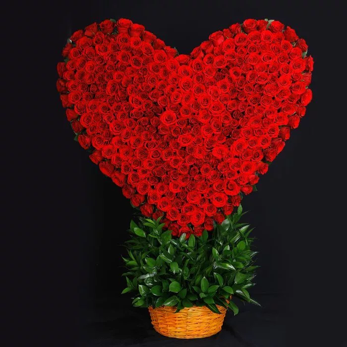 enormous heart shaped flower arrangement 1 jpg