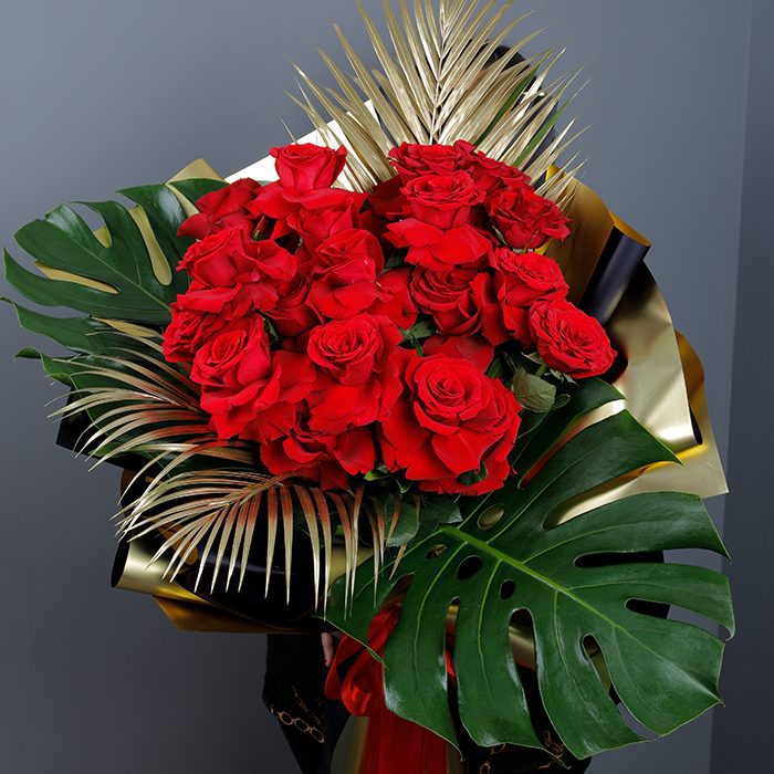 fabulous handbouquet of red roses 1