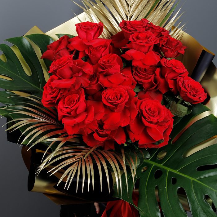 fabulous handbouquet of red roses 2