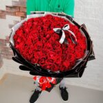hand_bouquet_of_100_stems_lovable_red_roses_3.png