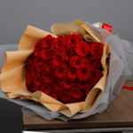 hand_bouquet_of_appealing_roses_2.png