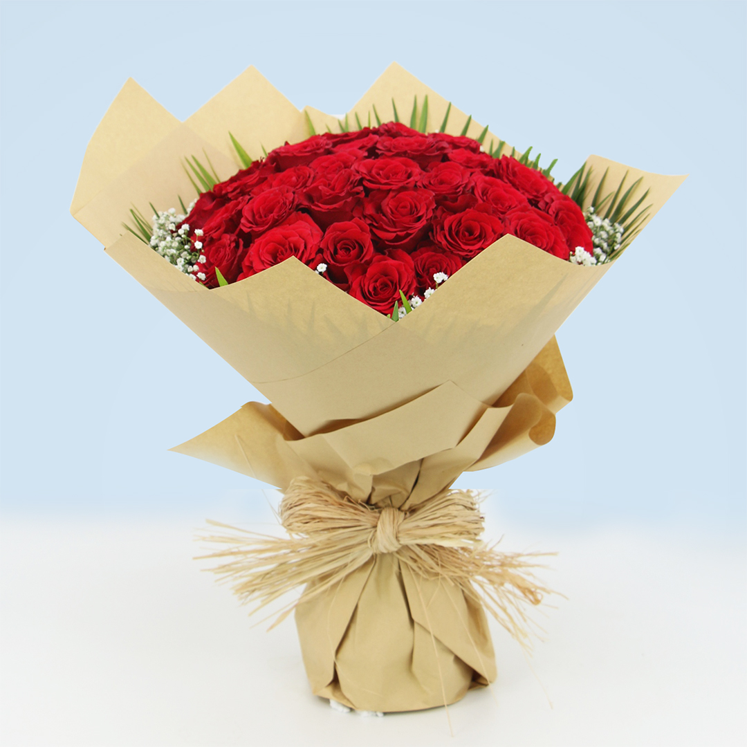 hand bouquet of graceful red roses 1