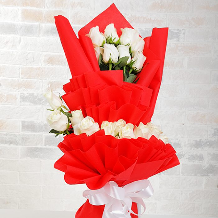 hand bouquet of heartfelt white roses 1