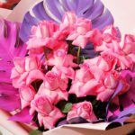 hand_bouquet_of_stunning_pink_roses_2.png