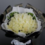hand_bouquet_of_white_roses2.png