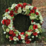 red_white_wreath.png