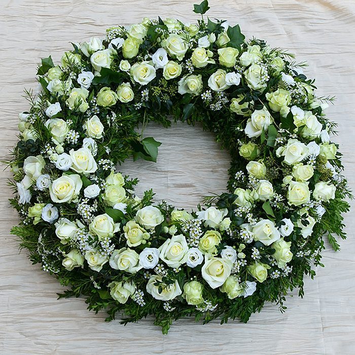 roses and lisianthus wreath