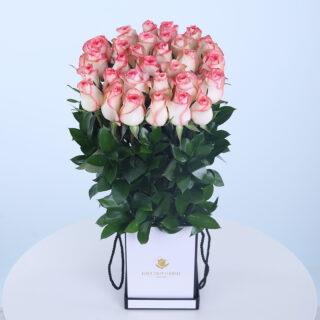 30 Jumelia roses with green leaves in a box