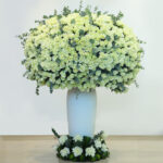 1000 White Roses Grandeur 1 White -roses - grand-arrangement