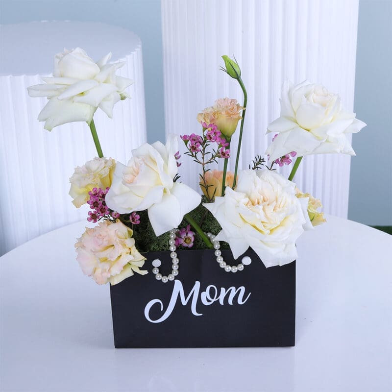 mothers-day-gift-set A bunch of white roses in a elegant black bag with the wordings "Mom".