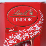 Lindor Milk Chocolate Box - 200g 4 04