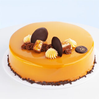 Snickers Cake 1 Kg by Mister Baker topped with frosting, chocolate pieces, and salted caramel glaze