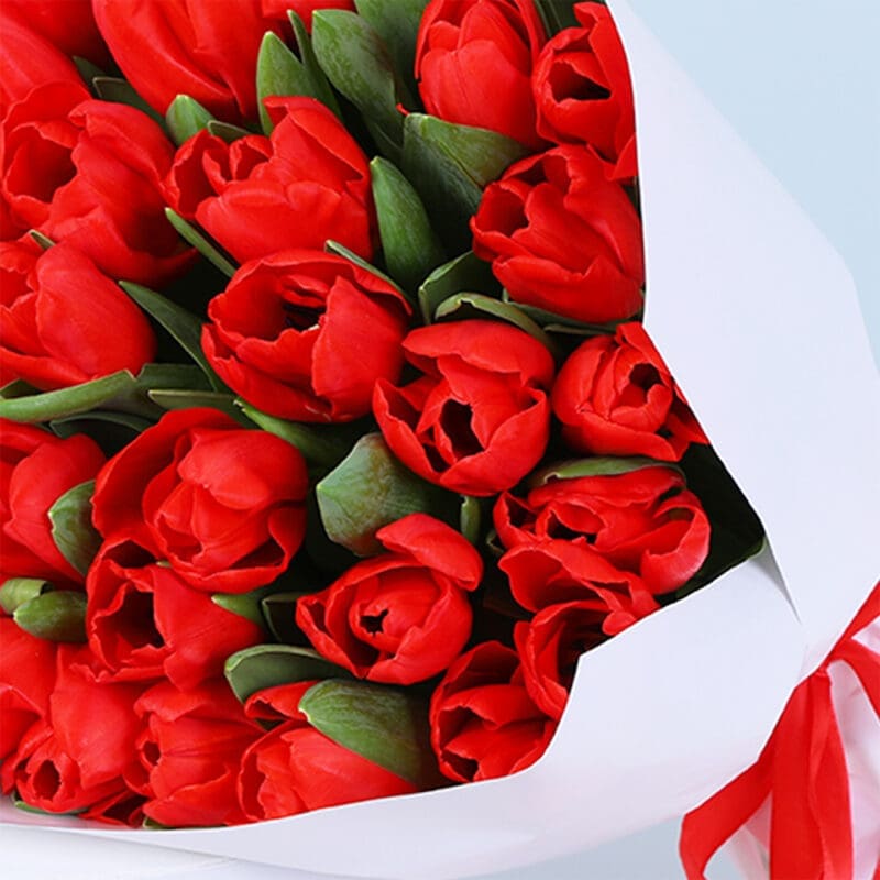 30 red tulips valentines day bouquet 05