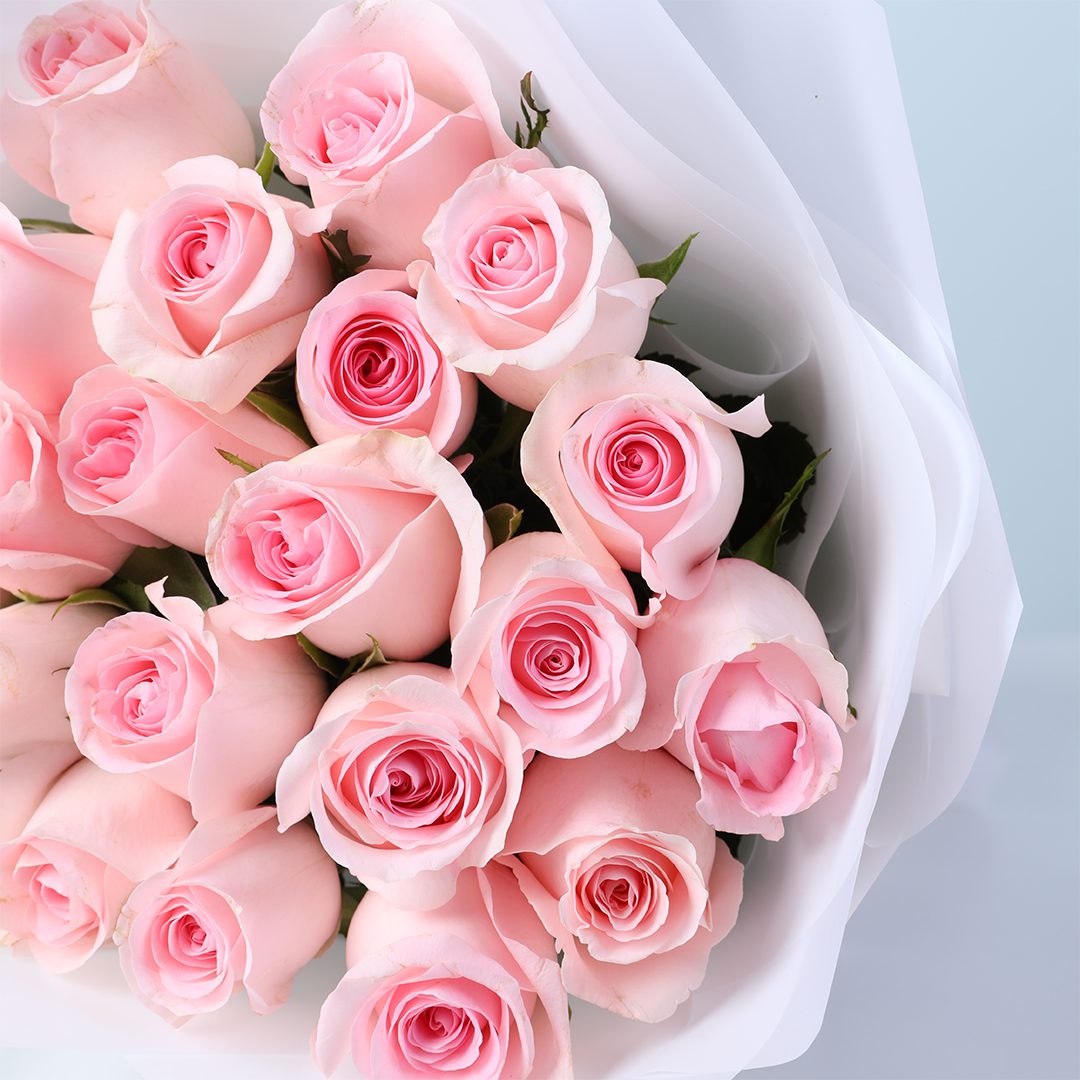 Blushing Roses & Chocolates – 20 Pink Titanic Roses with 24 Ferrero